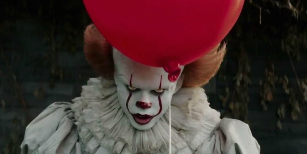 Bill Skarsgard Nggak Bisa Lepas dari Karakter Badut Pennywise thumbnail